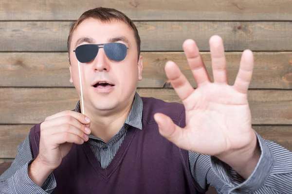 Junger Mann mit lustiger Sonnenbrille — Stockfoto