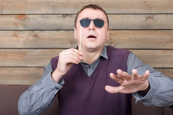 Junger Mann mit lustiger Sonnenbrille — Stockfoto