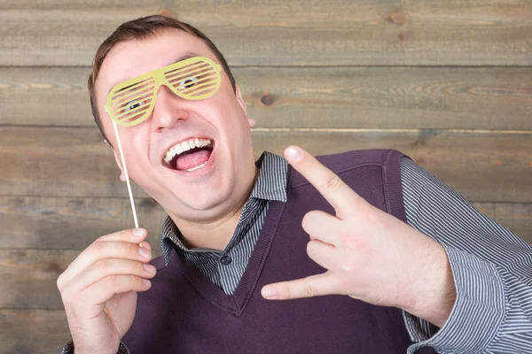 Giovane uomo con occhiali da sole divertenti — Foto Stock