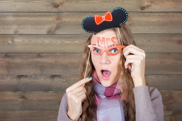 Mujer con orejas de ratón divertido — Foto de Stock