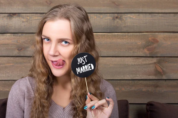 Speelse jonge vrouw — Stockfoto