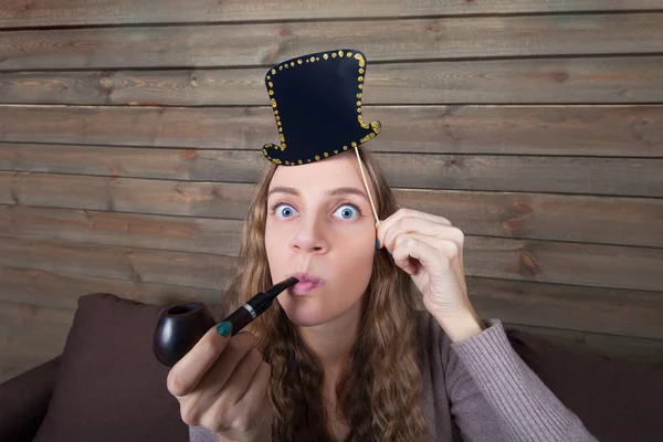 Vrouw met grappige hoed op stick — Stockfoto