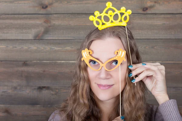 Женщина в смешных очках и короне — стоковое фото