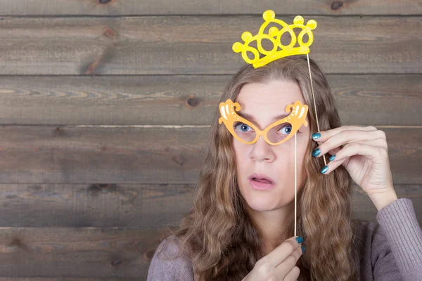 Femme avec des lunettes drôles et couronne — Photo