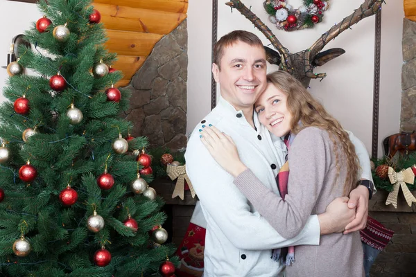 Счастливая пара рядом с елкой — стоковое фото