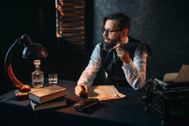 düşünceli sakallı yazar