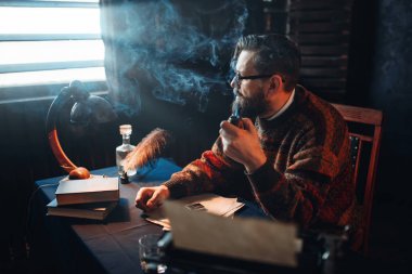 düşünceli sakallı yazar