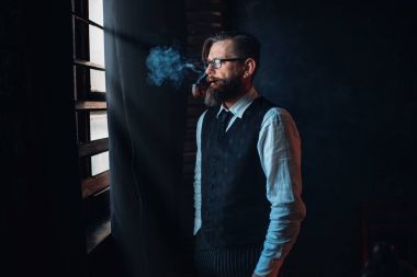 düşünceli sakallı yazar