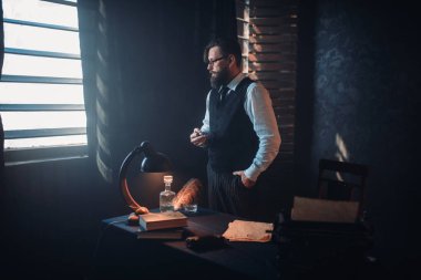 düşünceli sakallı yazar