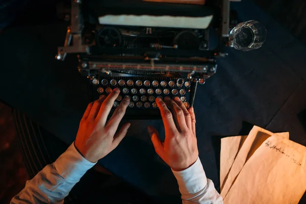 Handen te typen op vintage typemachine — Stockfoto