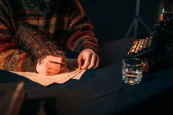 Чоловічі руки пишуть на старовинному папері — стокове фото