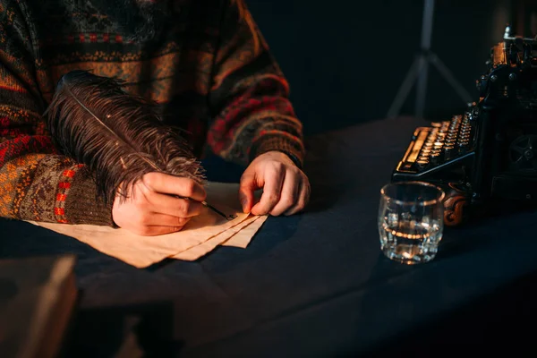 Mannelijke handen op vintage papier schrijft — Stockfoto