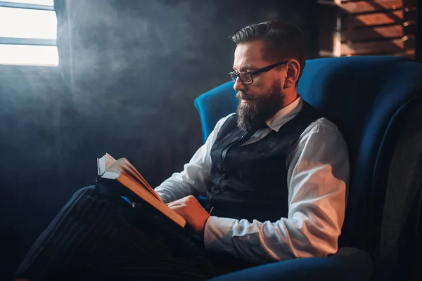 Hombre leyendo libro —  Fotos de Stock