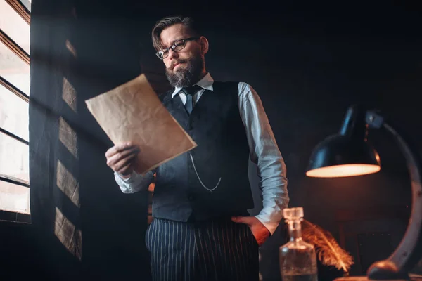 Thoughtful bearded writer — Stock Photo, Image