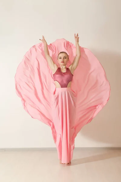 Jovem dançarina atraente mulher — Fotografia de Stock