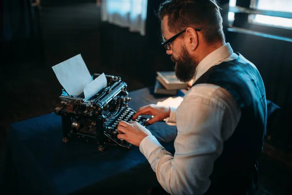 Человек печатает на винтажной пишущей машинке — стоковое фото