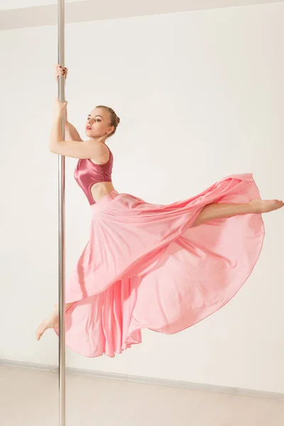 Aantrekkelijke pool danser vrouw — Stockfoto