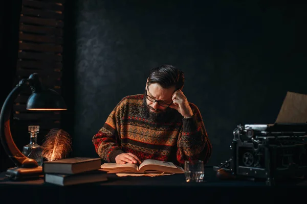 Nachdenklicher bärtiger Schriftsteller — Stockfoto