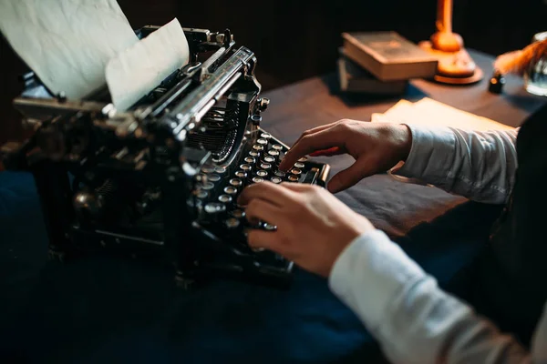 Les mains tapant sur la machine à écrire vintage — Photo