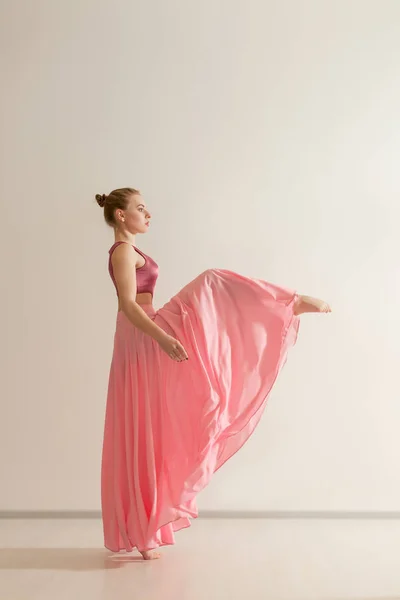 Young attractive dancer woman — Stock Photo, Image