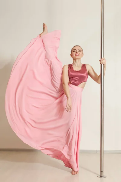 Çekici kutup dansçı kadın — Stok fotoğraf