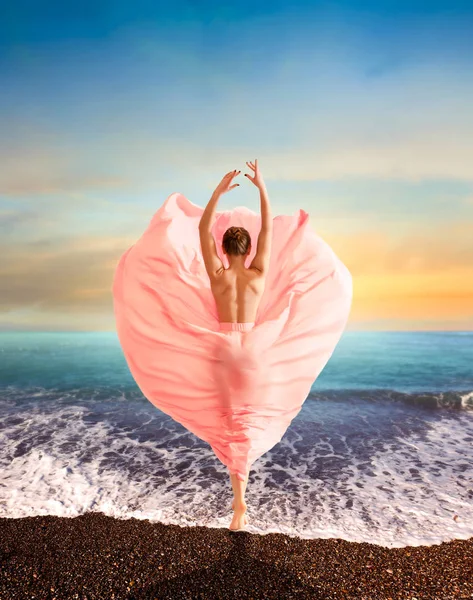 Mujer en hermosa falda rosa — Foto de Stock