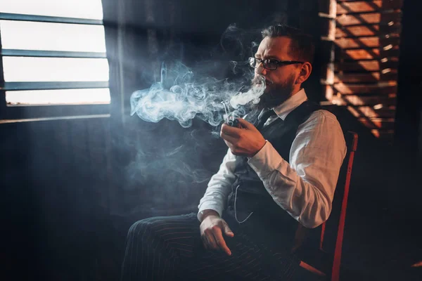Bärtiger Mann raucht Pfeife — Stockfoto
