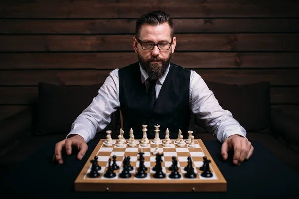 Jogador de xadrez pensativo — Fotografia de Stock
