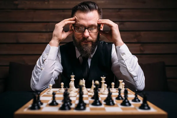 Fundersam schackspelare — Stockfoto