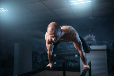 yakışıklı güçlü atlet