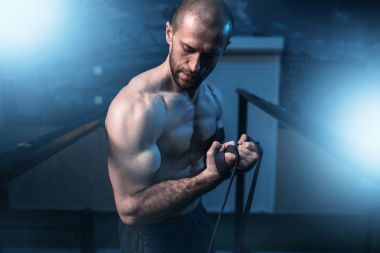 yakışıklı güçlü atlet