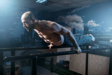 yakışıklı güçlü atlet