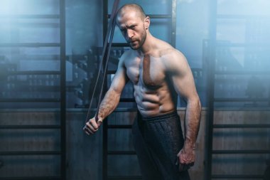 yakışıklı güçlü atlet