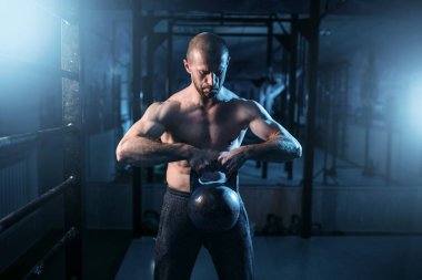 yakışıklı güçlü atlet