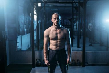 yakışıklı güçlü atlet