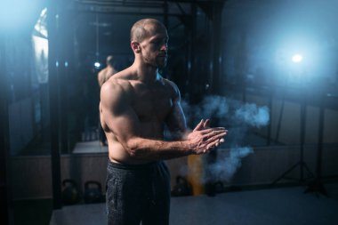 yakışıklı güçlü atlet