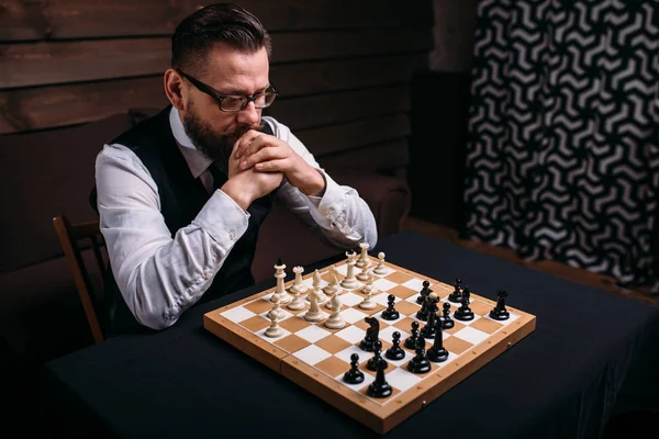 物思いにふけるチェスをする人 — ストック写真