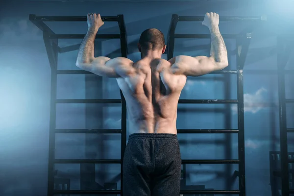 Stark idrottsman med muskulös kropp — Stockfoto