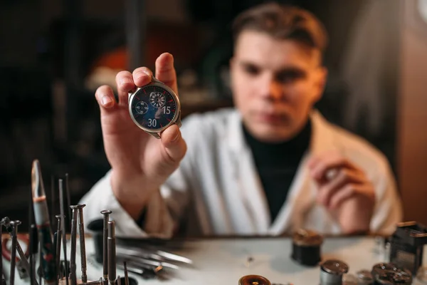 Horlogemaker met pols horloge mechanisme — Stockfoto