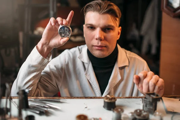 Relojero con mecanismo de reloj de pulsera — Foto de Stock