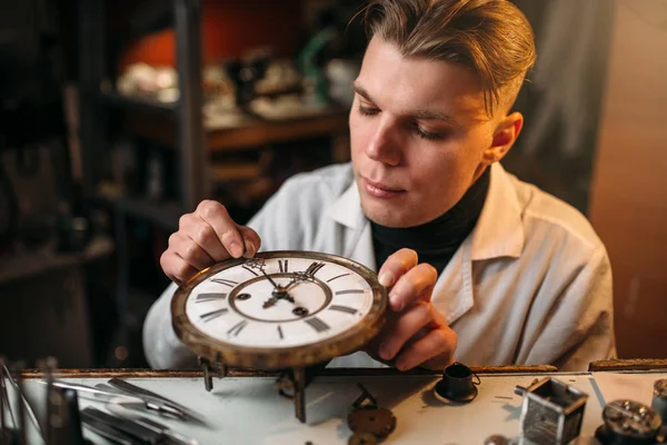 Relojero con reloj viejo — Foto de Stock