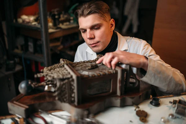 Uhrmacher mit alter Uhr — Stockfoto