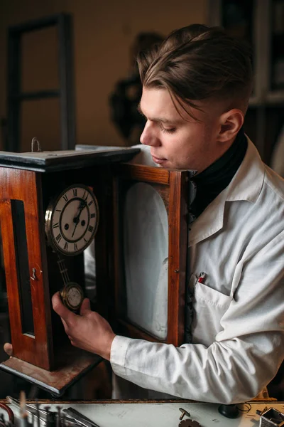 Hodinář s staré hodiny — Stock fotografie