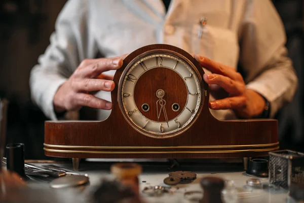 Saatçi ile eski saat — Stok fotoğraf