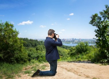 fotoğrafçı ile dijital fotoğraf makinesi 