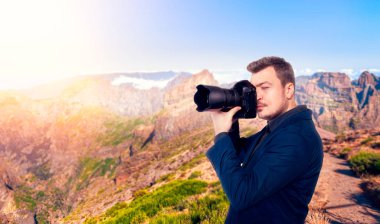 fotoğrafçı ile dijital fotoğraf makinesi 