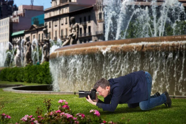 Fotógrafo com câmera digital — Fotografia de Stock