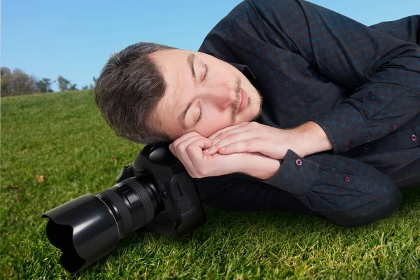 Fotógrafo com câmera digital — Fotografia de Stock