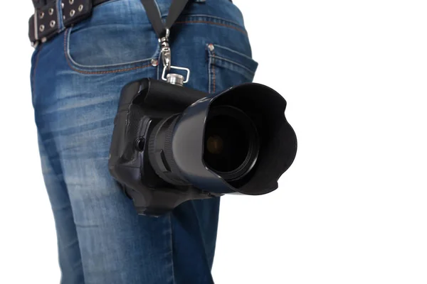 Pernas masculinas e câmera digital pendurada — Fotografia de Stock