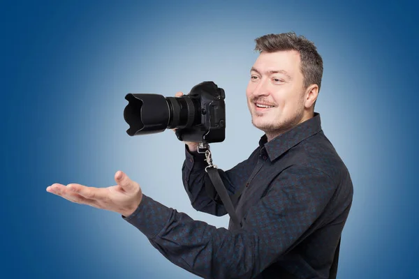 Fotograf med digitalkamera — Stockfoto